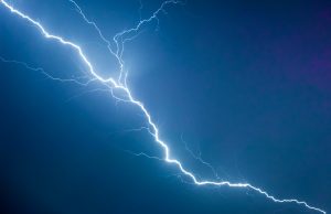 Lightning Strikes Kill 4, Injure 4 Across Three Yemen Governorates Dark storm clouds loom over Yemen’s rugged hills as lightning forks toward the ground where villagers stand in open fields.