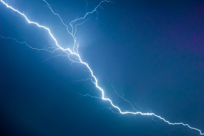 Lightning Kills Four and Injures Four Across Three Yemeni Governorates Dark storm clouds loom over Yemen’s rugged hills as lightning forks toward the ground where villagers stand in open fields.