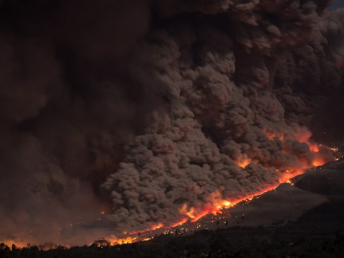 Pilot Dies After Single-Engine Air Tanker Crashes into Hauser Lake A single-engine air tanker crashes into Hauser Lake during a waterbombing mission against the Horse Gulch wildfire in Montana.