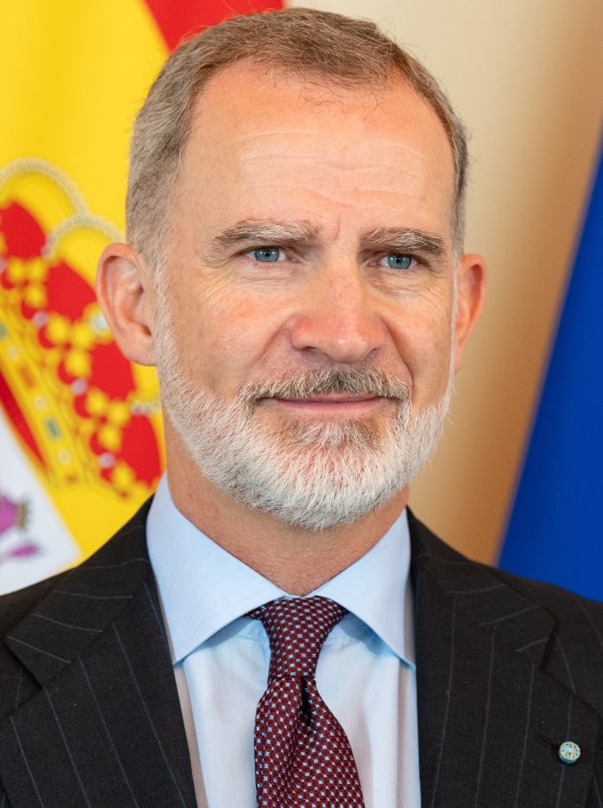 Spanish Royal Visit to Valencia Marred by Violent Protests and Attacks An angry crowd throws mud and objects at King Felipe VI and Queen Letizia during a visit to Paiporta, Valencia.