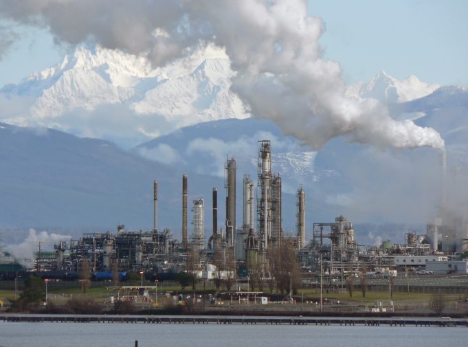 Fatal Incident at Iranian Oil Refinery Leaves One Dead, Four Injured Smoke rises from an oil refinery complex in Bandar Abbas, Iran, after a fatal incident in September 2023.