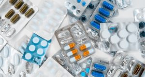 EU Approves Dual-Drug Prostate Cancer Pill A healthcare professional holds a pill bottle labeled with niraparib and abiraterone acetate, representing the new dual-drug prostate cancer treatment.